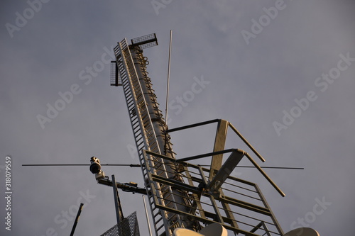 Antenne, Antennenmast, Mast, Funkturm, UKW, Radio, MHz, Frequenz, Senden, Richtfunk, Richtfunkantenne, Senden, Sendeantenne, Richtantenne, Richtung, Horizontal, Vertikal, Richtfunk, Mobilfunk, Behörde photo