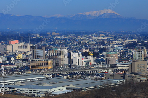 青空と奥羽山脈