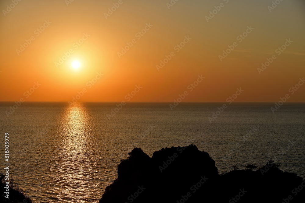 鬼海ヶ浦展望所から見た東シナ海に沈む夕日の情景＠天草、熊本