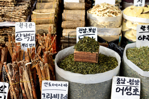 Fotografie Various roots, plants and herbs, Korean traditional natural medicines, street ma