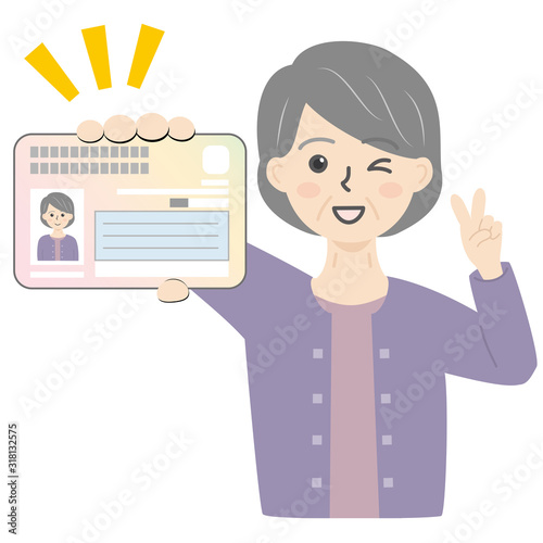 マイナンバーカードを持ってピースしてる高齢女性