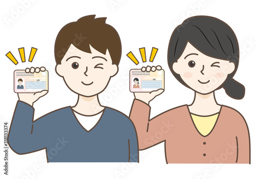 マイナンバーカードを持った若い男女の上半身