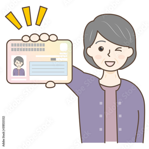 マイナンバーカードを持っている高齢女性（カードアップ）