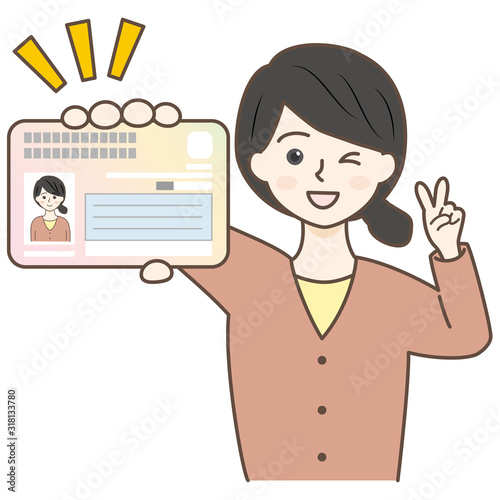 マイナンバーカードを持ってピースしてる女性・主婦