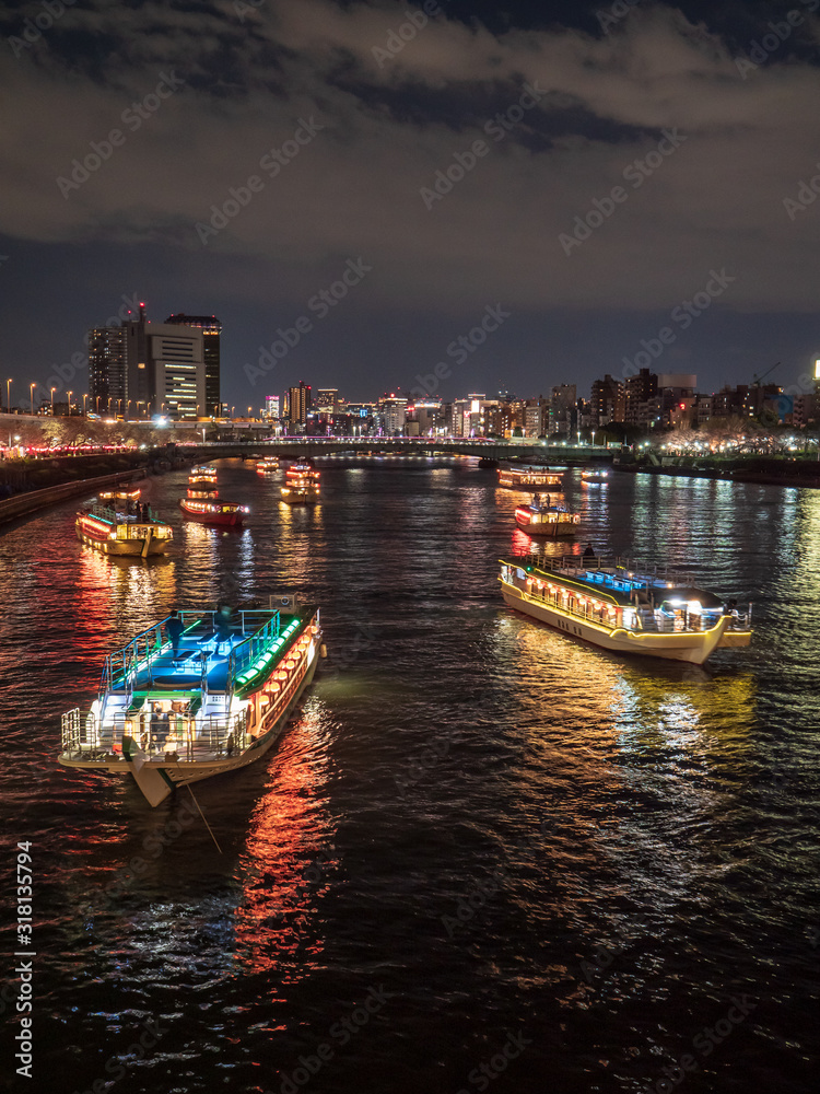隅田川沿いの夜桜と屋形船