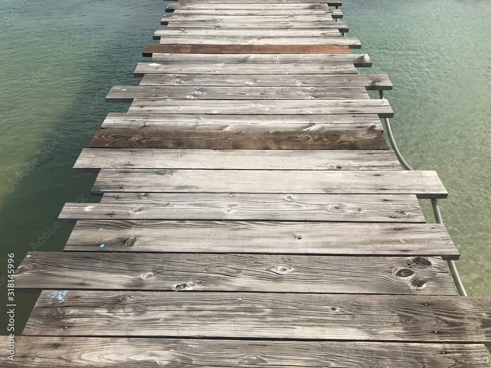 Fototapeta premium 船を接岸するための桟橋