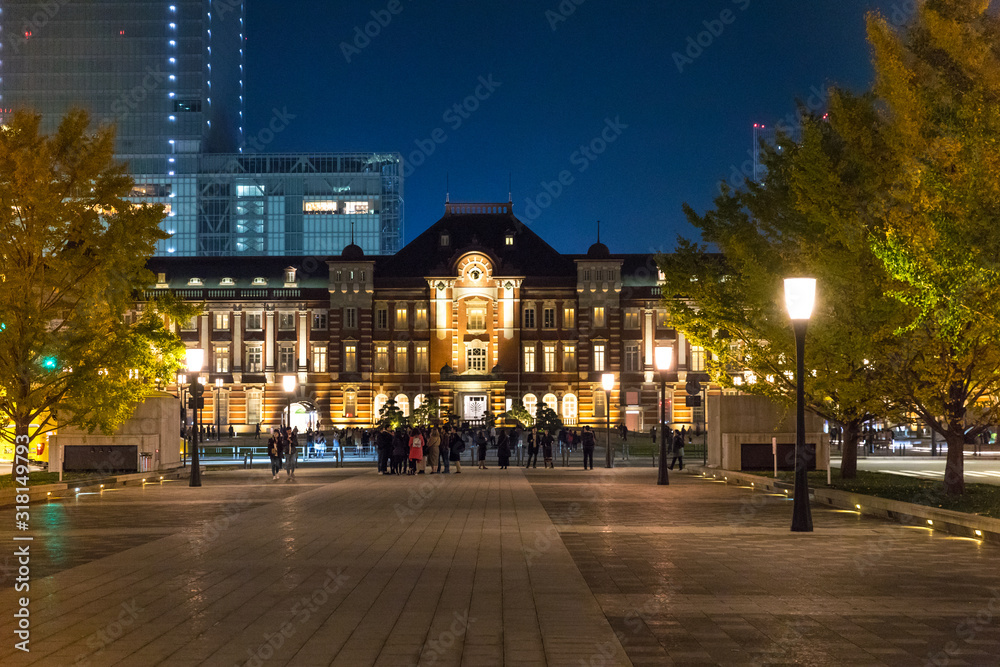東京駅と丸の内周辺の街並み