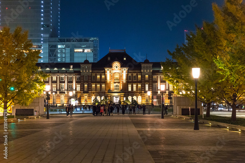 東京駅と丸の内周辺の街並み