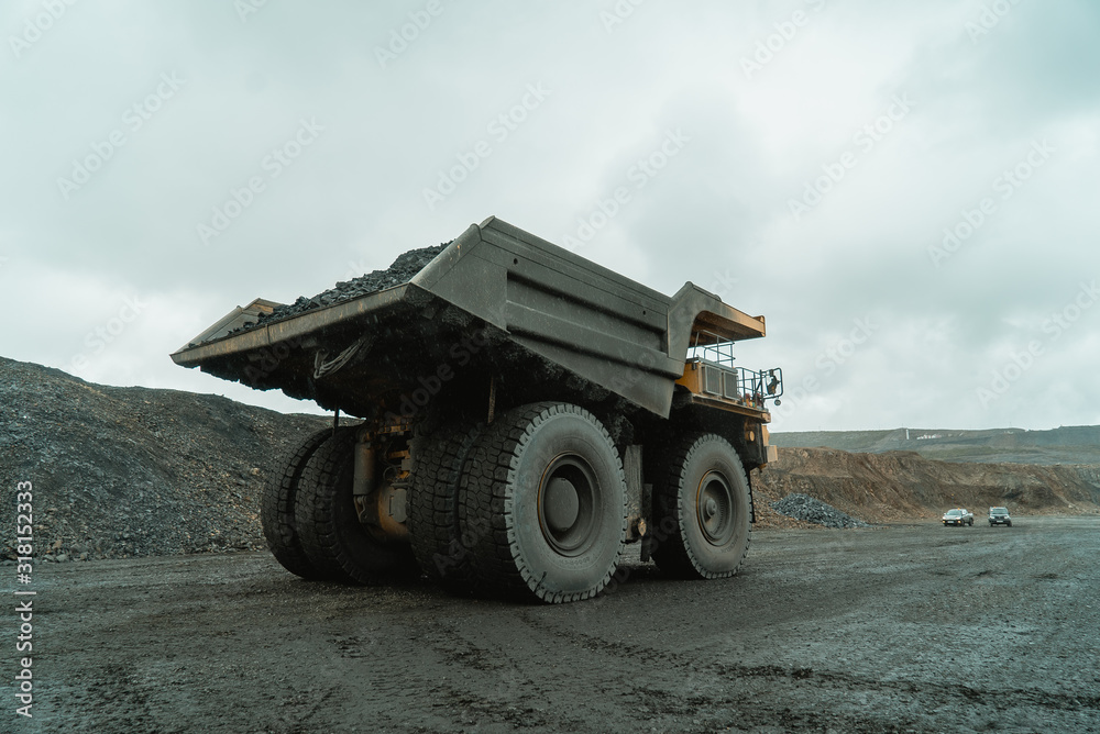 Obraz premium Career dump truck on the gold mine site