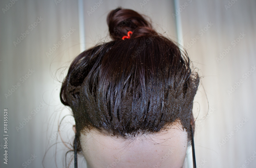 Naklejka premium lifestyle woman paints henna gray hair, hair coloring self-care