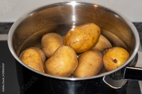 Katoffeln im Wasser kochen - weichkochen