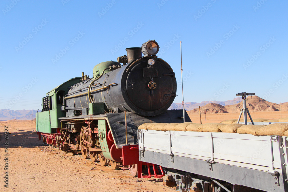 Naklejka premium Stary typ Pacific (układ kół 4-6-2) Lokomotywa parowa JNR klasy C57 stoi na pustyni w pobliżu doliny Wadi Rum w Jordanii. Czyste, błękitne niebo.