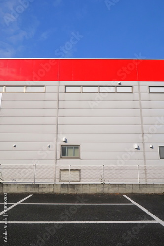 Wallpaper Mural 冬の朝の駐車場と赤い壁のある建物と青空 Torontodigital.ca