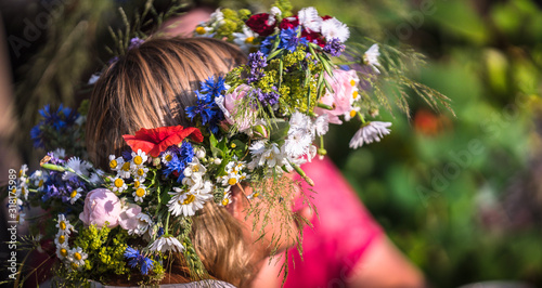 Canvastavla summer solstice wreath on head, handmade, individual parts in focus, summer day