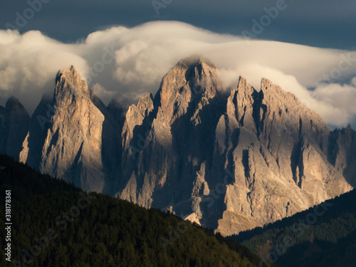 dramatisches Licht am Abend auf den Dolomiten vom Eisacktal aus gesehen photo