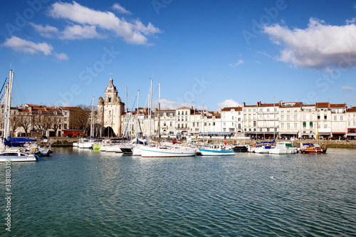panorama du vieux port de La Rochelle avec ses bateaux et la grosse horloge