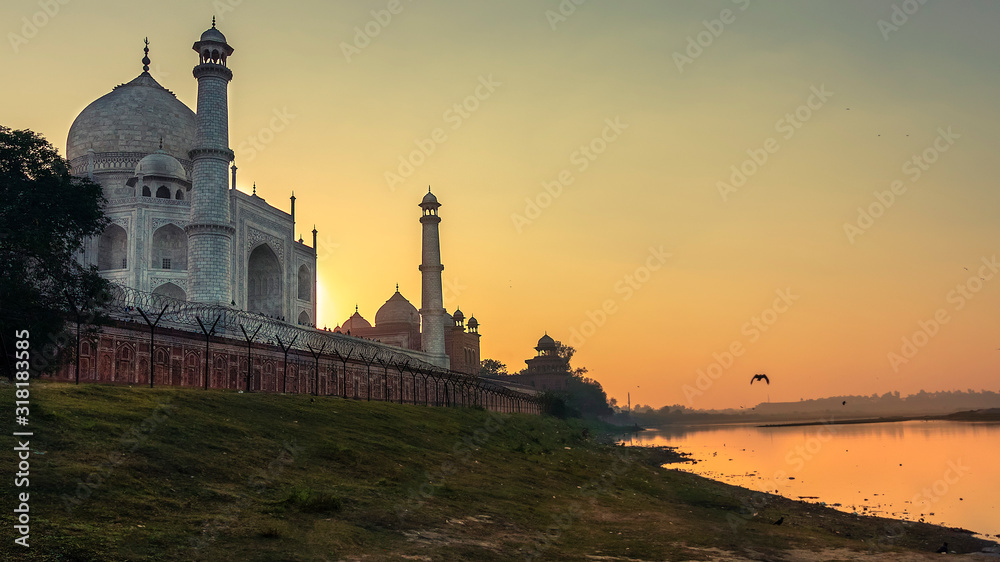 Picture of Taj mahal from the river side at dusk 