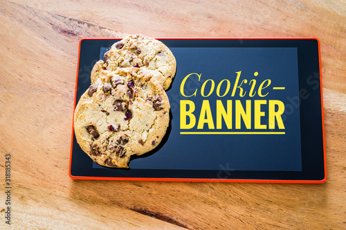 Cookies mit einem Tablet zur Verdeutlichung von Cookie Bannern für Websites mit Aufschrift Cookie-Banner photo