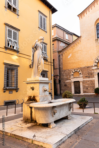 Fuente con escultura en Lucca, Italia.