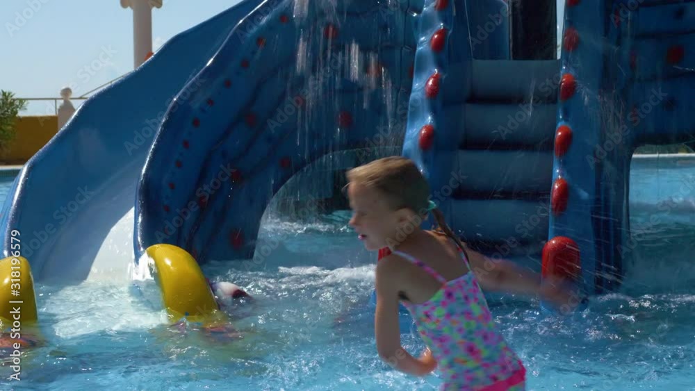 Vidéo Stock Little girl dancing in a swimming pool Video of a little