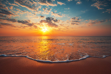Keuken achterwand Strand zonsondergang Zonsopkomst boven kalme zee  © ValentinValkov