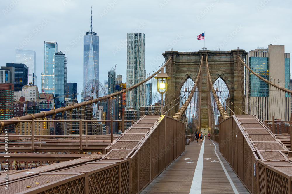 Naklejka premium Ludzie chodzą na Brooklyn Bridge w czasie dnia