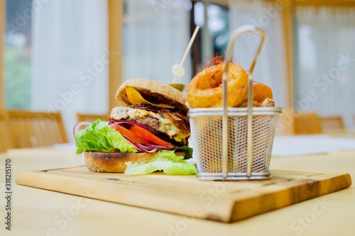 Burger mit Zwiebelringen