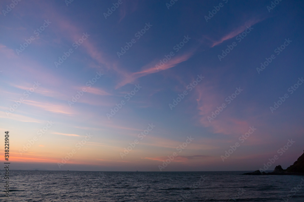 夜明けの海の上に広がる朝焼けの空と雲DSC1900