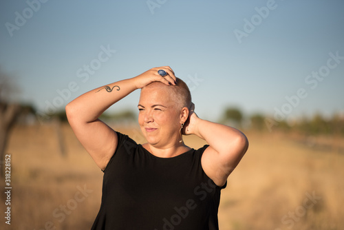 Bella mujer feliz en plena naturaleza. Mujer curvy.