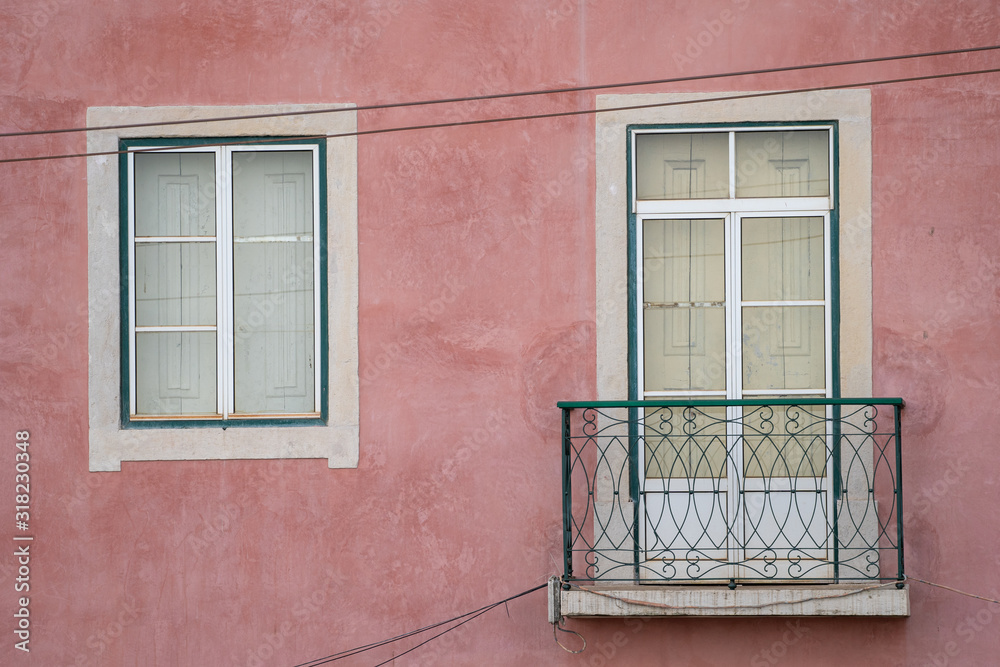 Φωτογραφία Typical window and balcony with pink buildng exterior facade, in Lisbon Portugal