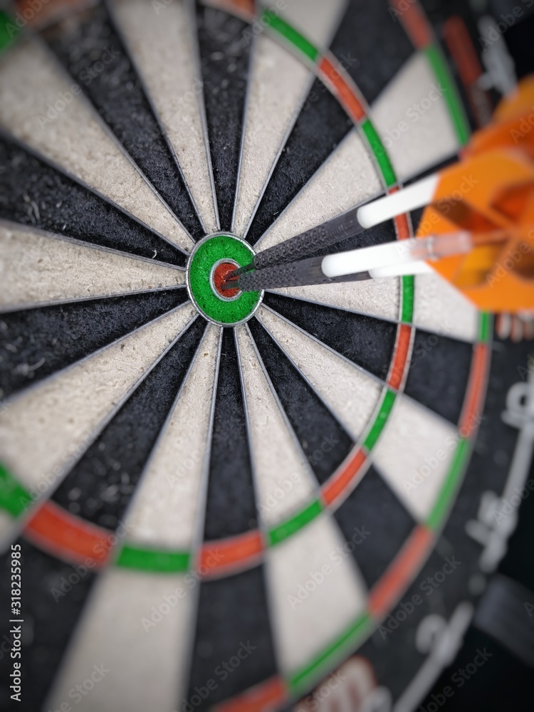 3 Darts im Bullseye 3 Darts im Bullseye