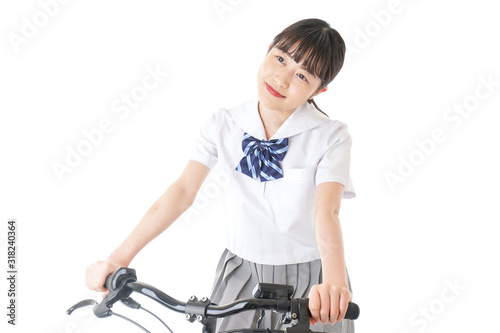 自転車通学をする制服姿の学生