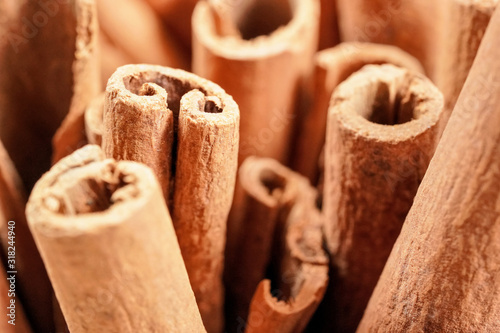Tableau sur Toile Closeup detail - Heap of cinnamon bark sticks