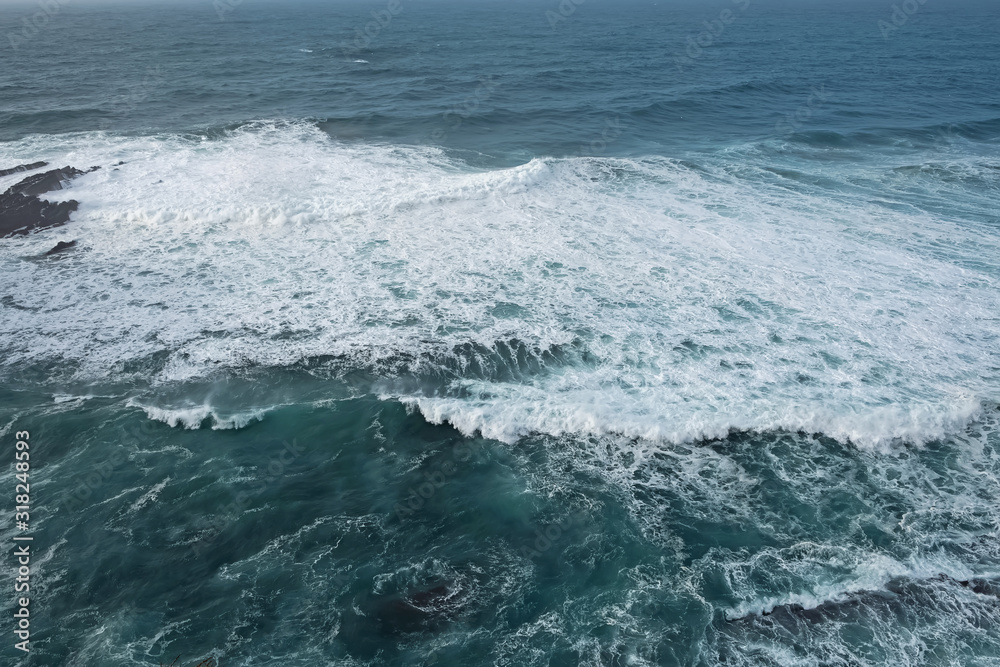 Fototapeta premium Burzliwe morze z bliska duże fale.