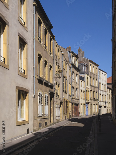 Metz - Gasse in der historischen Altstadt, Grand Est, Frankreich, Europa © sven h
