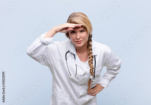 Canvas Print young pretty latin woman looking bewildered and astonished, with hand over forehead looking far away, watching or searching