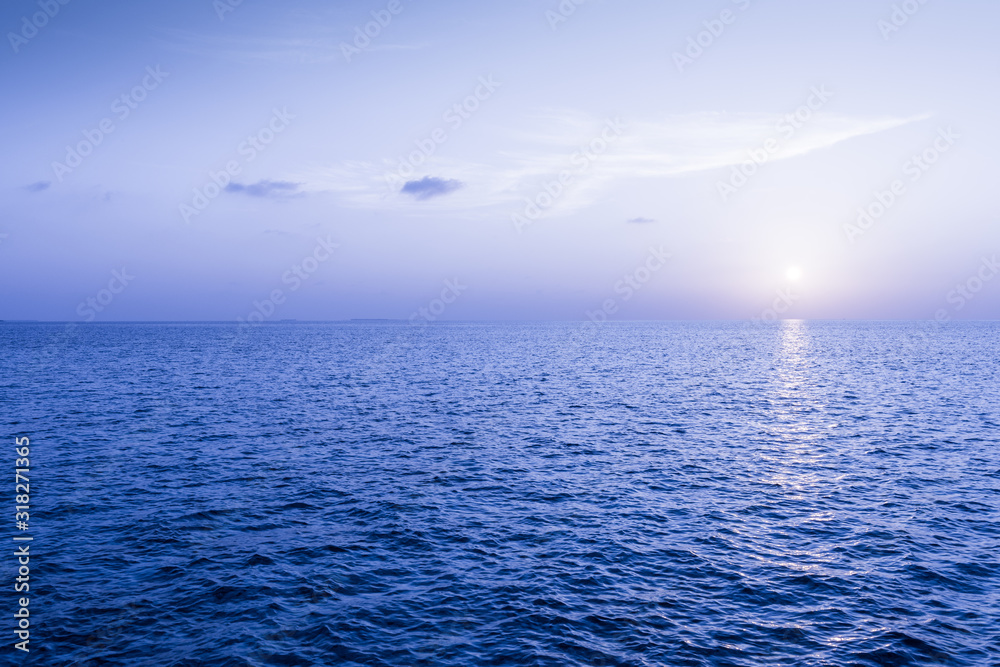 Fototapeta premium Watercolor blue sunset over the blue ocean.