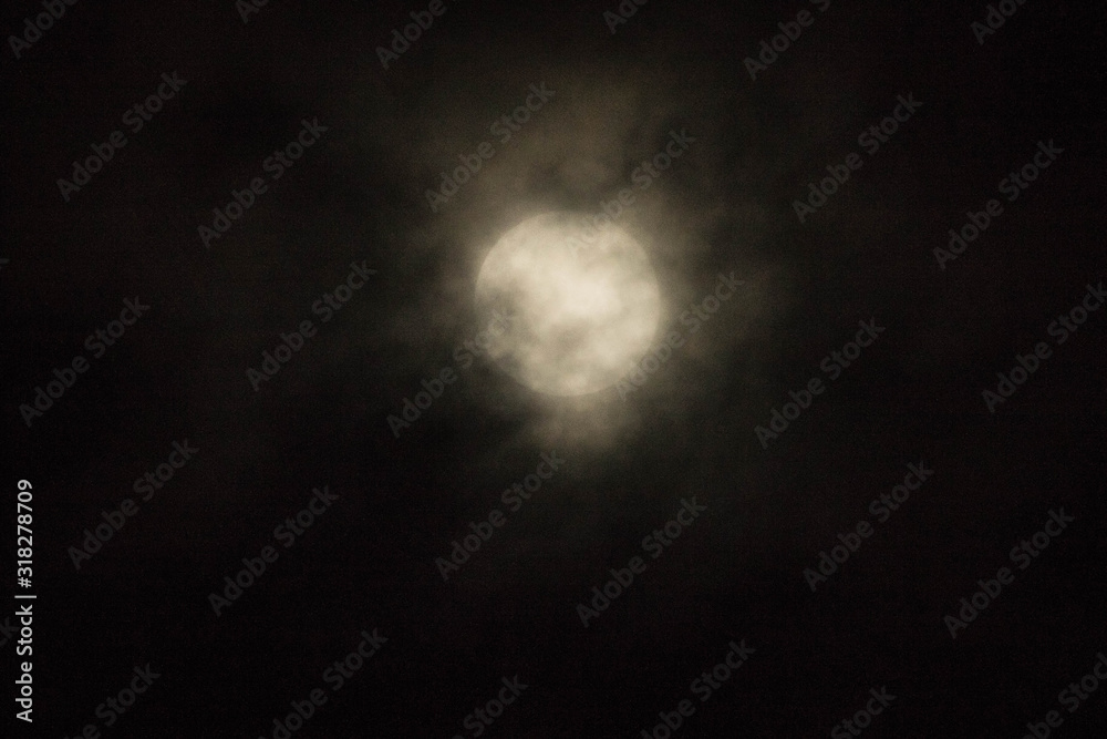 Vollmond hinter Wolken