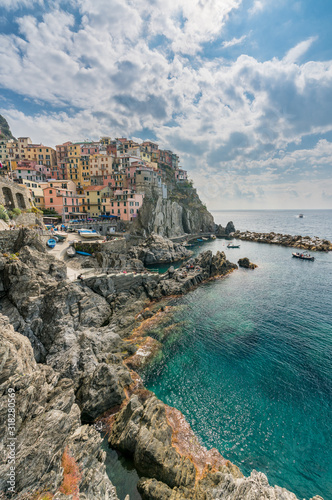 Fototapeta Naklejka Na Ścianę i Meble -  Italian coastline and colorful Manarola village in Cinque Terre, Italy.