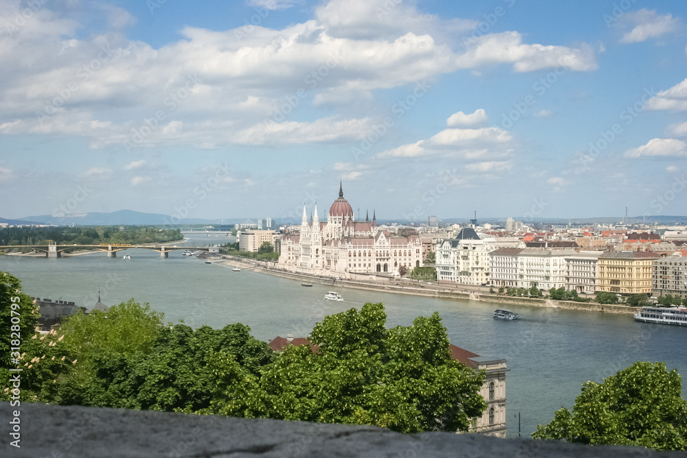 Obraz premium Beautiful view of hungarian parliament building along the river Danube in Budapest, Hungary