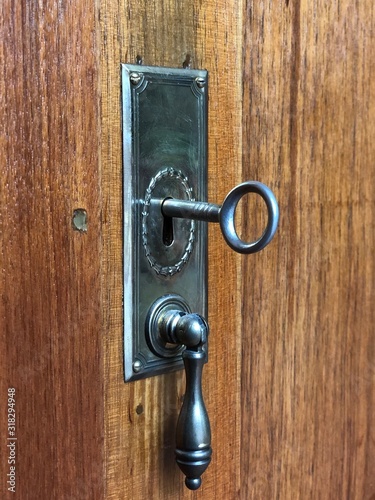 Schlüssel im Schlüsselloch, Holz Schrank Kommode