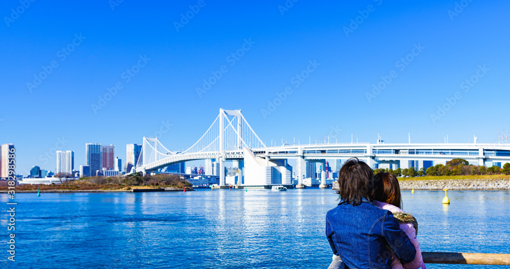 Fototapeta premium レインボーブリッジ お台場 東京 冬 風景 恋人 デート 人物 男女