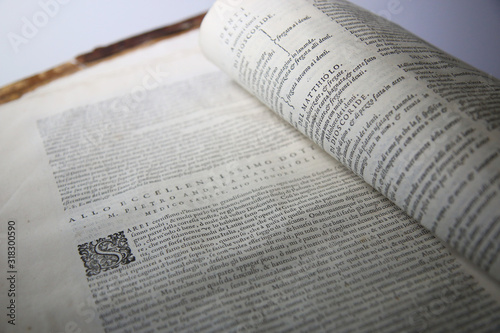 Dettaglio di pagine di antico libro con capolettera nel testo. Messa a fuoco selettiva