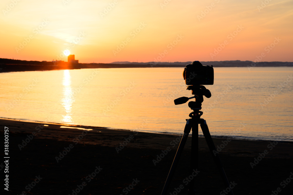 日の出を撮影するカメラと三脚5