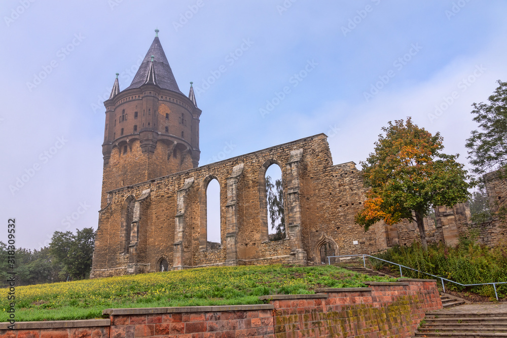 Kirchenruine St. Sixti mit aufgesetztem Wasserturm in Merseburg, Sachsen-Anhalt