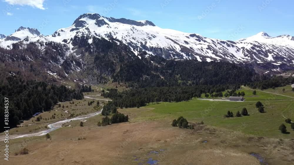 video originale d'un vol en drone dans la vallée du Lukmanier près d'un ruisseau avec des montagnes partiellement enneigées video originale d'un vol en drone dans la vallée du Lukmanier près d'un ruisseau avec des montagnes partiellement enneigées