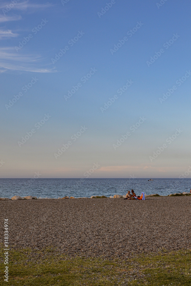 Vista sulla spiaggia con i sassi e il mare in fondo Vista sulla spiaggia con i sassi e il mare in fondo