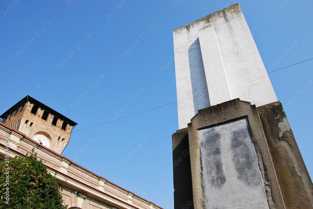 Monumento ai caduti e torre del castello di Montecchio Emilia