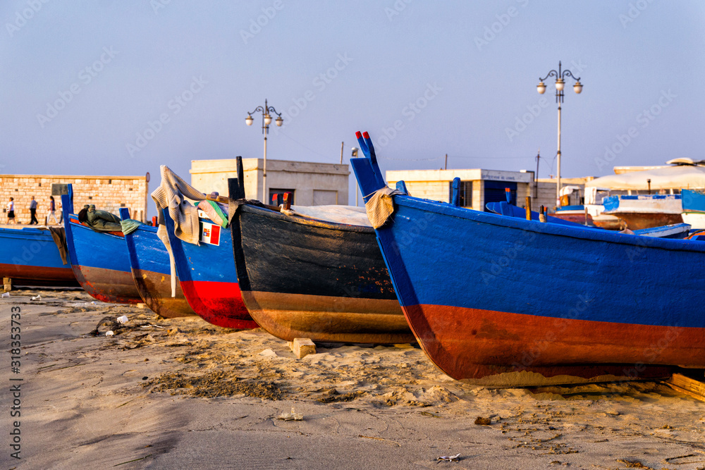 barche e pescherecci al porto sulla spiaggia di sabbia 
