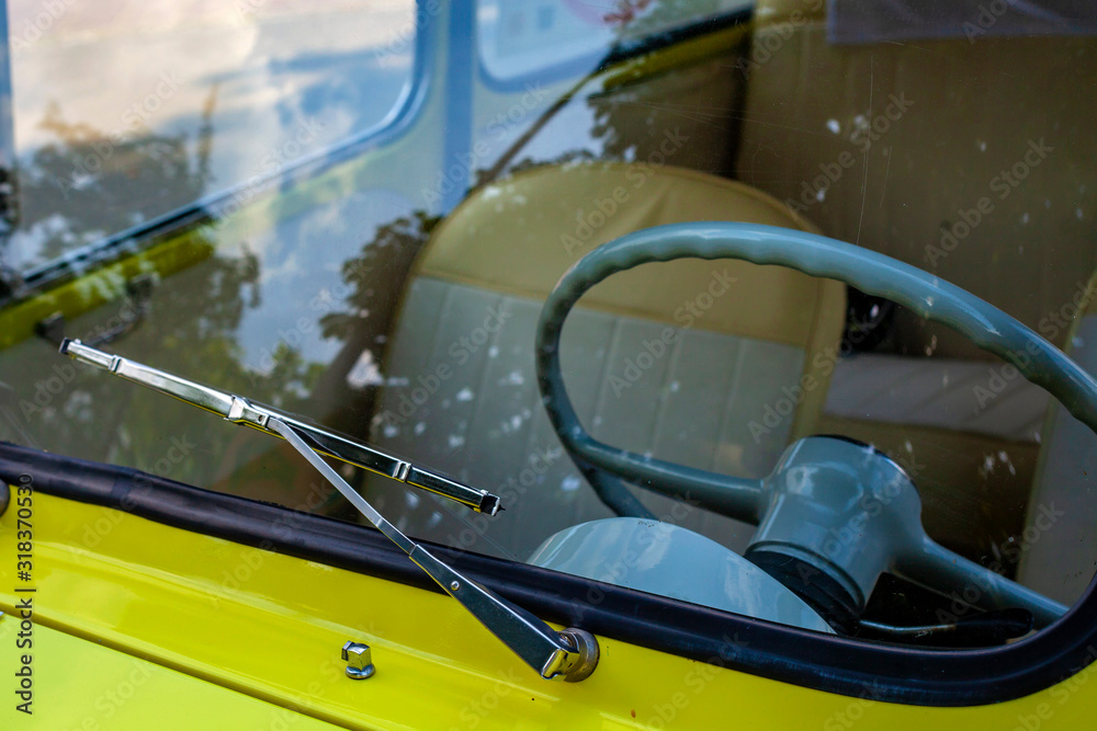 Obraz premium steering wheel behind the windshield